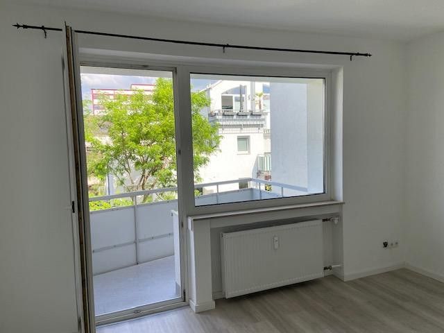 Francoforte Niederrad: Bellissimo appartamento di 2 locali con balcone – Wohnzimmer