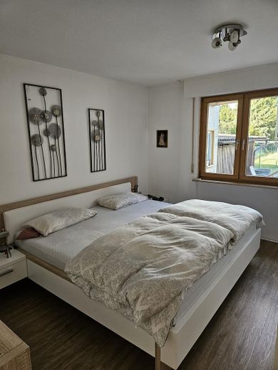 Mehrfamilienhaus mit großem Grundstück – Schlafzimmer EG
