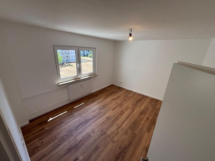 Erstbezug nach Kernsanierung: Helle 4-Zimmer-Wohnung mit 2 Balkonen & Aufzug in Dietzenbach – Schlafzimmer