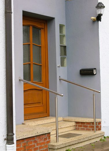 Gepflegtes Zweifamilienwohnhaus in Wilburgstetten mit vielfältigen Nutzungsmöglichkeiten – Hauseingang