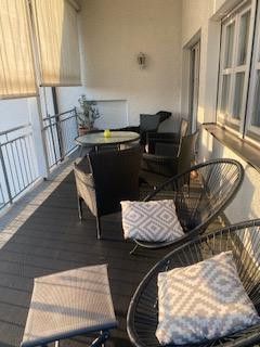 Balkon mit Sonnenschutzrollo