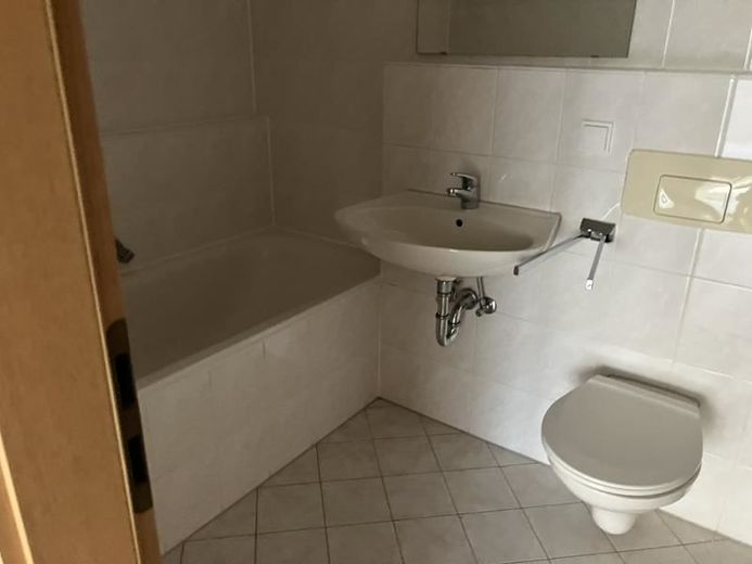 Gemütliche 3-Zimmer mit Tiefgarage, 2xBalkon, Wannenbad mit Fenster und Lam. in sehr guter Lage! – Musterfoto Nachbarwohnung