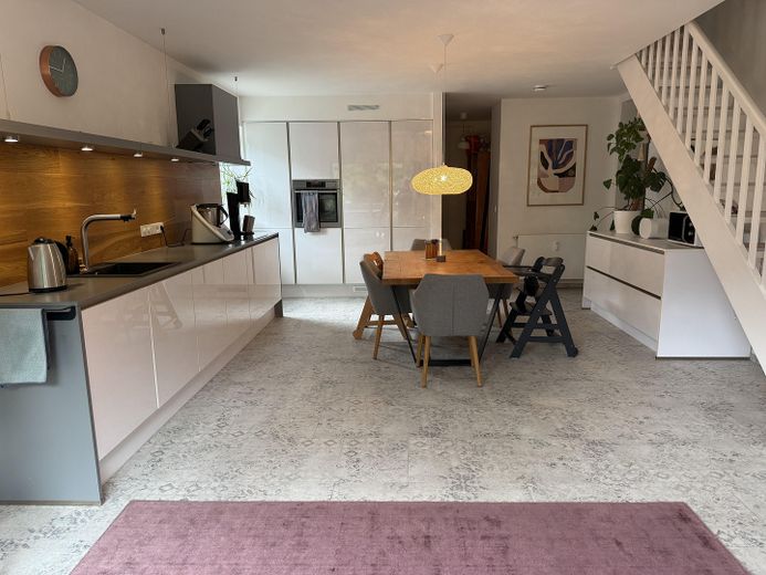 Haus im Haus - Helle moderne Maisonettewohnung in Top-Lage mit TG-Stellplatz – Wohnküche im 2. OG