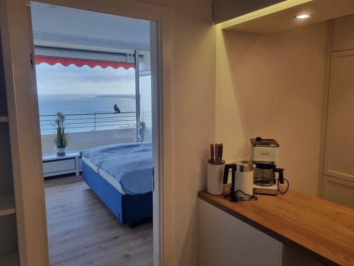 Deniz manzaralı! Plaja ve merkeze yakın, tamamen yenilenmiş üst düzey daire, 75 m², 2 oda – Flur zum Schlafzimmer