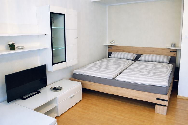 Provisionsfrei: Möbliertes Apartment mit Loggia im Heusteigviertel – Schlafbereich mit neuem Bett