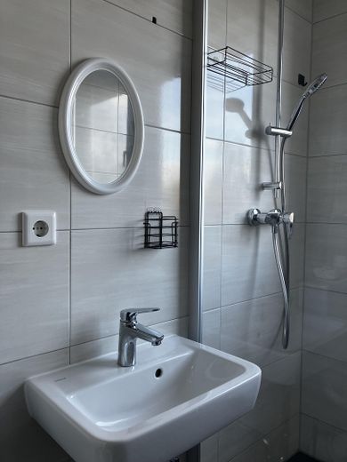 Abitare senza barriere al Klenzepark: 40m², nuova cucina componibile, garage, ascensore e cantina – Foto 5