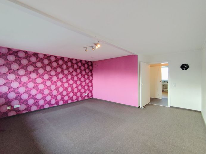 Gemütliches Wohnen mit Wohlfühlfaktor: Helle 3-Zimmer-DG-Wohnung mit Garage in Melkendorf! – Wohnzimmer