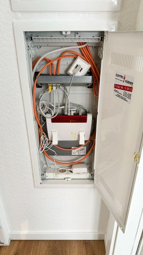 Sanierte und möblierte 2-ZKB Eigentumswohnung – Multimediaverteiler