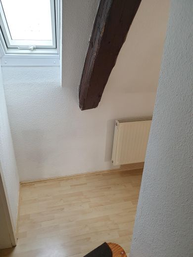 Stilvolle 3 Zi Maisonettewohnung zum Wohlfühlen – Flur mit Balken