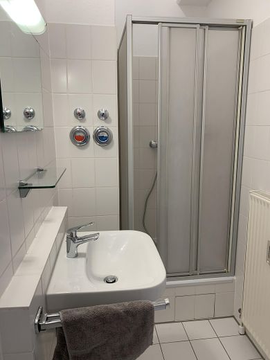 Clever investieren oder selbst einziehen – attraktives Studio-Apartment zum Kauf – Dusche