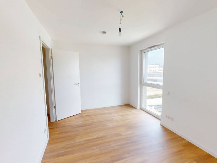 Modern wonen: lichtrijk nieuwbouwappartement met 3 kamers, balkon en inbouwkeuken – Ansicht II: Schlafzimmer I