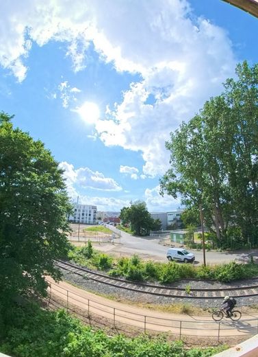 Mieszkanie dwupoziomowe 85 m² w pobliżu kampusu, bezpośrednio przy Ringgleis + 55 m² zaadaptowanej powierzchni użytkowej na poddaszu – Blick vom Balkon auf Neubau
