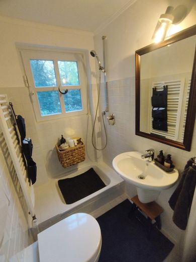 Stilvolles Einfamilienhaus in Oberneuland – Gäste WC mit Dusche
