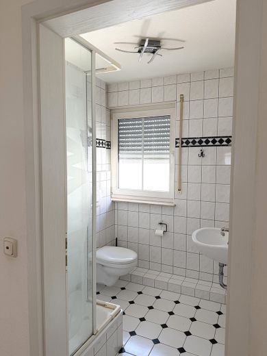 Provisionsfrei: Exklusive 4 Zimmerwohnung mit außergewöhnlicher Architektur – Duschbad