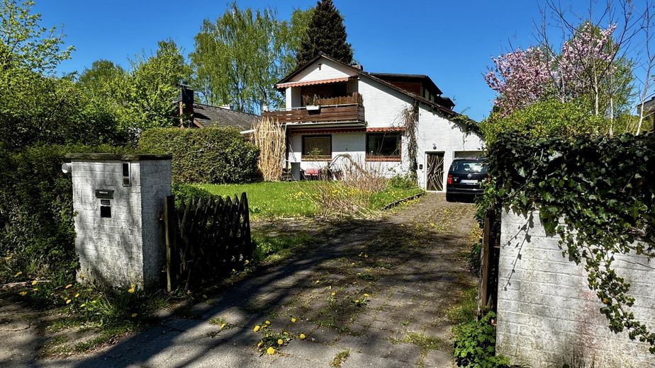 Hausansicht mit Einfahrt