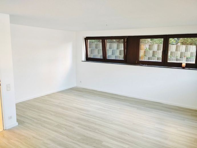 Attraktive Souterrainwohnug mit moderner Küche und Fußbodenheizung – Wohnzimmer