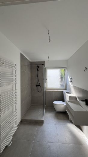 Komplett saniert: 3 Zimmer, Echtholzparkett, großer Balkon, Wärmempumpe – provisionsfrei – Badezimmer