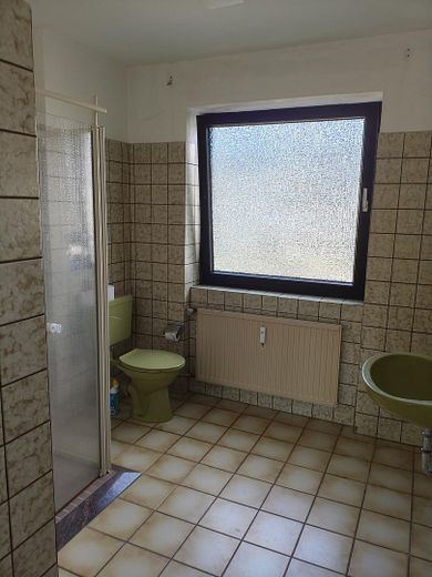 Appartement en copropriété solide de 2 pièces avec loggia et vue imprenable dans un emplacement calme – Badezimmer/Dusche 2