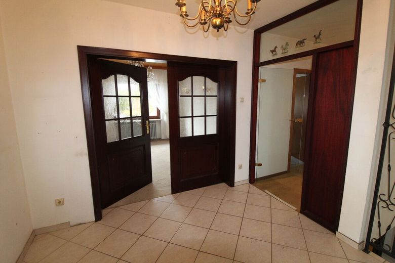 Charmanter, individueller Walmdach Bungalow mit Vollkeller, ruhigem, idyllischem Grundstück &amp; Garage – 6 - Türen zum Wohnzimmer und 3 Schlafzimmern