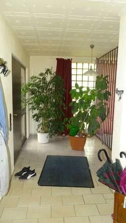 Großes Einfamilienhaus in ruhiger, gepflegter Wohnlage, mit schönem Garten und großem Balkon – Hausflur Richt. Haustür