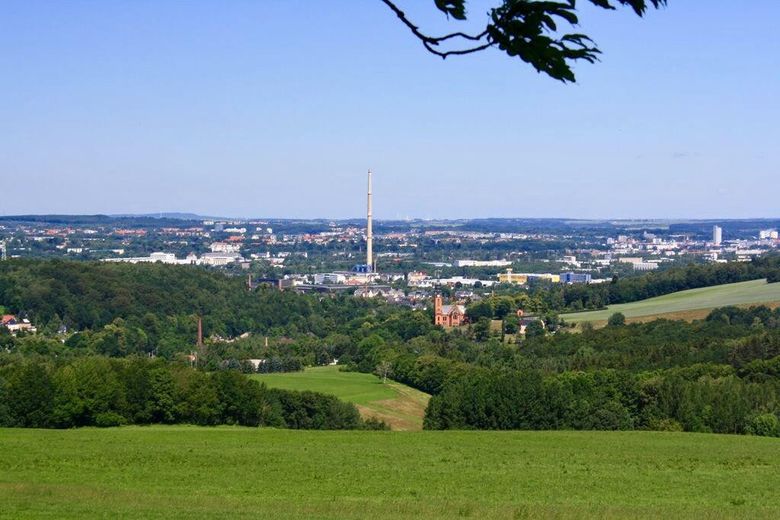 Hochwertige 3-Raum-Dachgeschosswohnung mit großer Dachterrasse in ruhiger Top-Lage – Aussicht auf Chemnitz