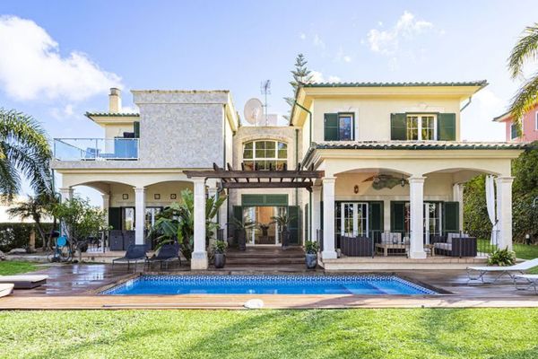 Mediterraner Wohntraum: Luxusvilla mit Panorama-Meerblick