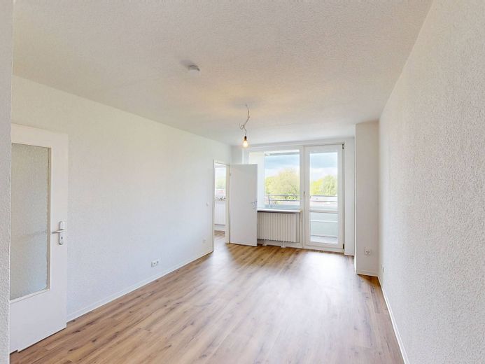 Einziehen. Einkuscheln. 1. Kaltmiete sparen: Helles 1-Zimmer-Appartement mit Balkon – Ansicht I: Wohnzimmer