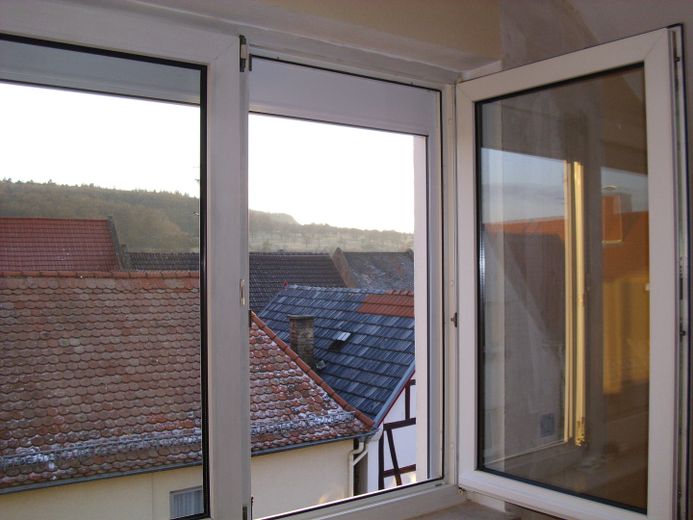 Wohnraumfenster mit Aussicht