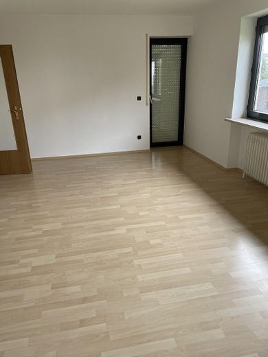 Helle 4 Zimmer-Wohnung mit Balkon in Mainburg – Wohnzimmer