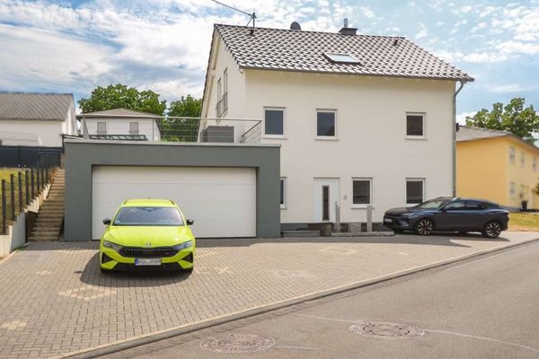 Bekond: Junges Einfamilienhaus, Wärmepumpe, Wintergarten und große Garage mit Platz für mehrere PKW