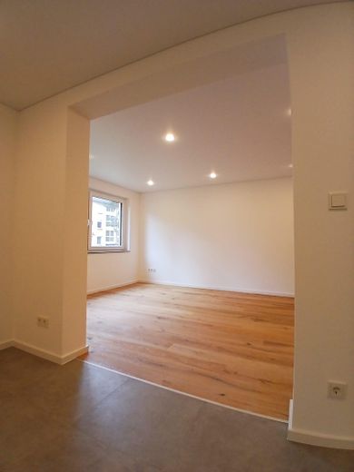 Piso de 4 habitaciones completamente renovado con balcón en Trier-Heiligkreuz – de alta calidad y listo para entrar a vivir – Wohnen / Essen
