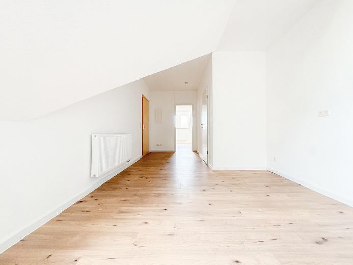 Frisch saniert & bezugsbereit - Helle 2-Zimmer-Altbauwohnung nahe Künstlerviertel – Küche mit Blick zum Flur/WoZi