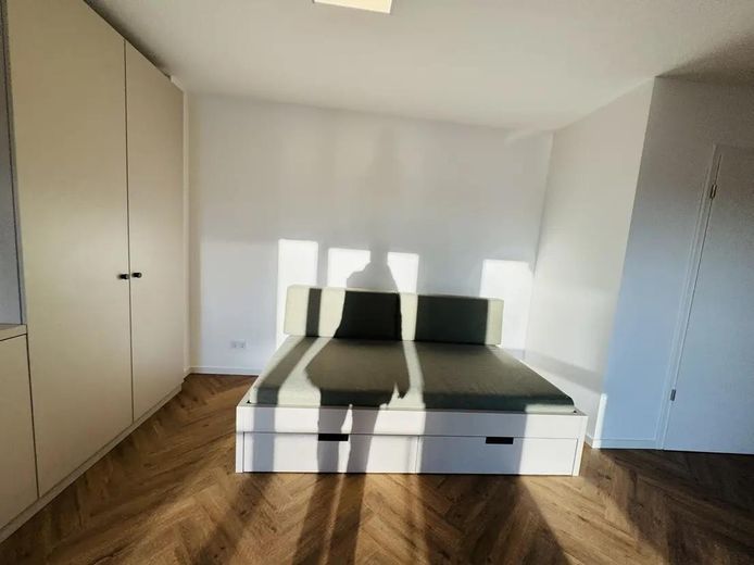Neubau! 1-Zimmer möbliert mit EBK + Balkon + Abstellkammer + Waschmaschinenanschluss in Adlershof! – Bett