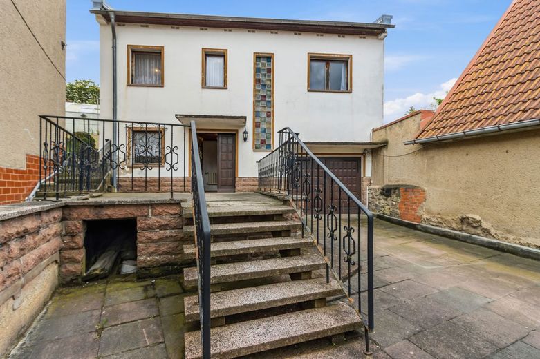 Handwerker aufgepasst! Einfamilienhaus mit Pool und Garage in Delitz am Berge – Ansicht Hauseingang Hof