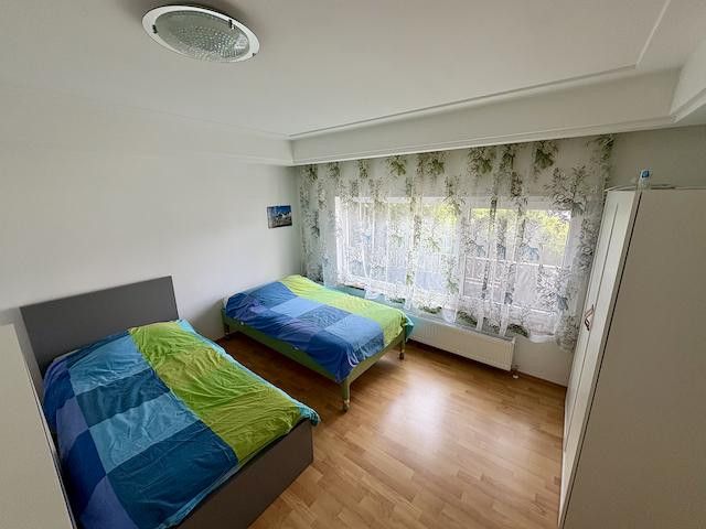 Von privat: Ruhiges Einfamilienhaus mit Einliegerwohnung und unverbaubarem Blick ins Grüne – Zimmer 3 oben