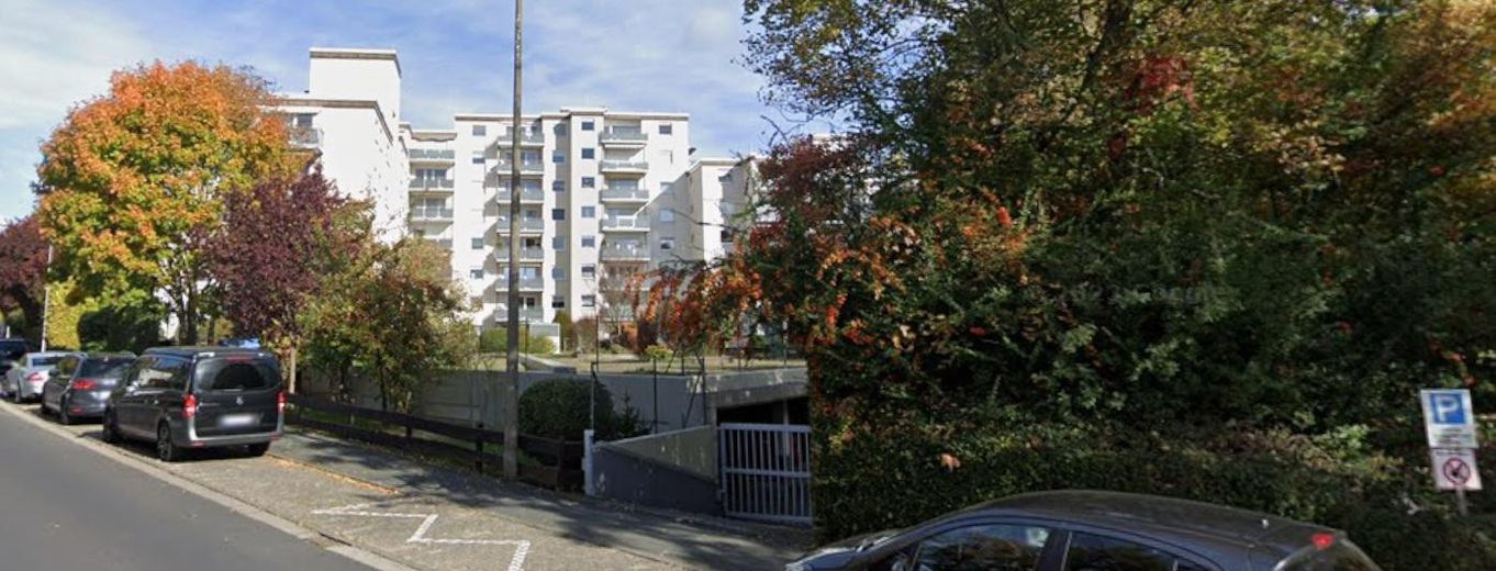 Grand appartement de 4 pièces avec balcon et place de parking en sous-sol, dans un quartier prisé de Bad Homburg – Hausansicht TG Einfahrt