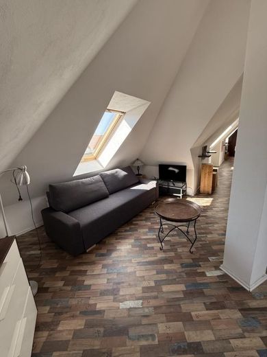 Luminoso appartamento completamente arredato di 1,5 locali a Stoccarda Est – Wohnzimmer