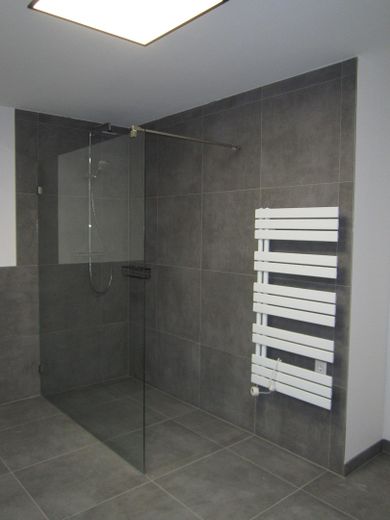Neubau 2,5-Zimmer-Wohnung 2. OG in Herrenberg mit Küche, Garage, Wallbox, gehobene Ausstattung – Dusche