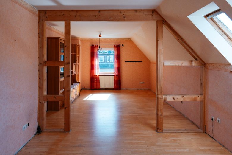 Provisionsfrei ins Familienglück: Traumhaftes Generationenhaus im Grünen mit viel Platz! – Wohnzimmer Obergeschoss