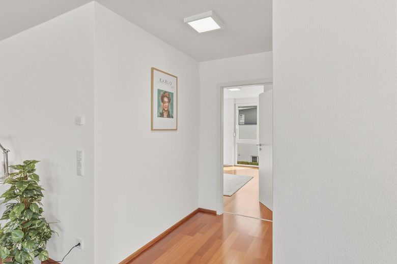 ***MODERNE 3- ZIMMER WOHNUNG IN HOLZGERLINGEN HÜLBEN MIT AUFZUG BEZUGSFREI*** – ZWEITER FLUR
