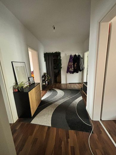 Flur mit Eingangstür u. Nische