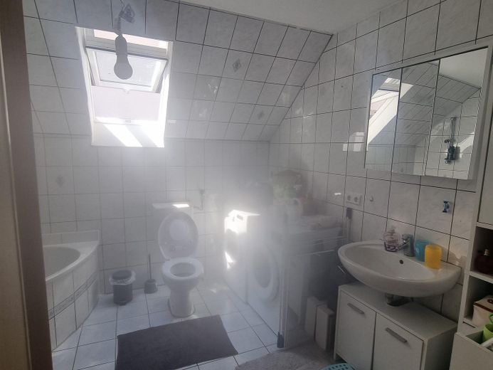 Großzügiges Einfamilienhaus über mehrere Ebenen – Bad mit WC 2