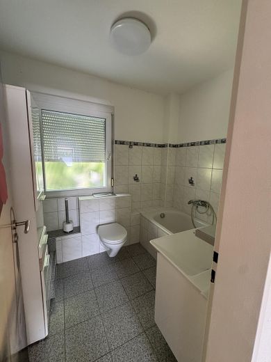 Gepflegtes Reihenmittelhaus in ruhiger Lage mit Garten und Garage – Badezimmer OG