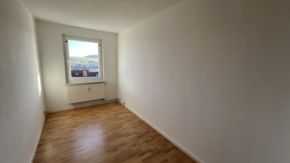 sonnige 3-Raum-Wohnung/Balkon mit Laminat und Einbauküche – Kinder-, Ess- oder Arbeitszi.