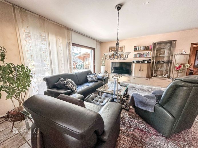 Spannender Bungalow mit Gewerbehalle und Zahnarztpraxis im wunderschönen Wipperfürth – Wohnzimmer