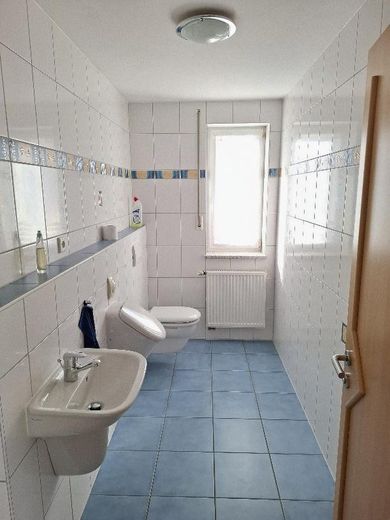 Repräsentatives Einfamilienhaus mit separaten Gewerbegebäude Werkstatt/Lagerhalle – WC OG