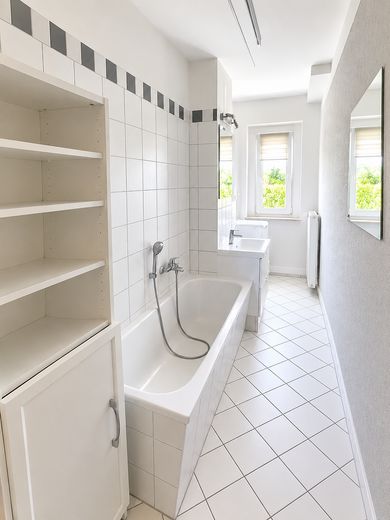 APPARTAMENTO TOP con 3 locali, ampio balcone e cucina componibile a Elterlein – Referenzfoto Badezimmer