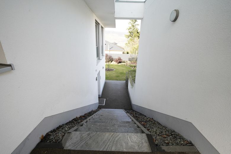 Luftige Bauhausvilla – Zugang zur Einliegerwohnung 