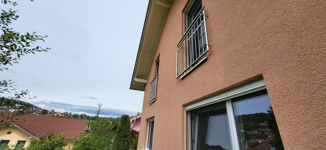 Sonnige Aussichten für die ganze Familie – modernes Einfamilienhaus mit Gartenflair – Haus hinten 1.1