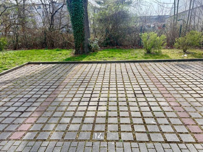 PROVISIONSFREI - BEZUGSFREIE 2-RAUMWOHNUNG MIT EINBAUKÜCHE – PKW-Außenstellplatz